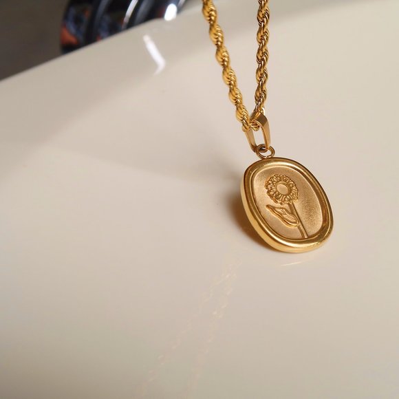 NEW 18K Gold Plated Oval Sunflower Necklace - Picture 8 of 16